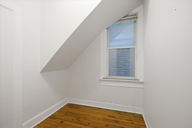 Building Photo - 1616 W Le Moyne St