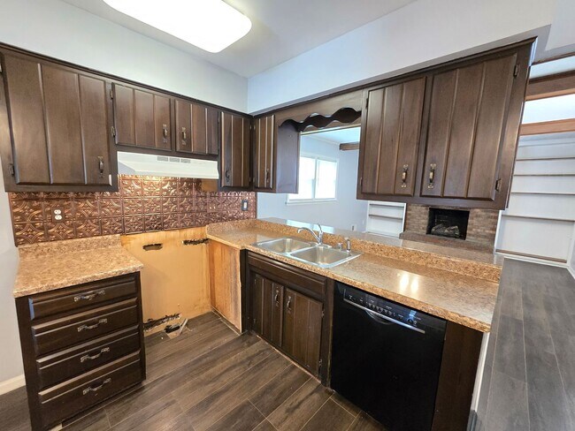 Building Photo - Brick Ranch in the heart of Jeffersontown! Featuring hardwood styled floors, 3 Bedrooms, 1.5 Bath...