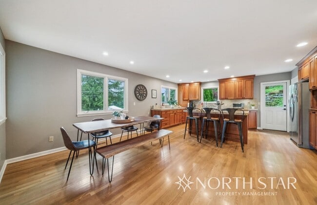 Building Photo - Stylish Mid-Century Modern with Stunning L...