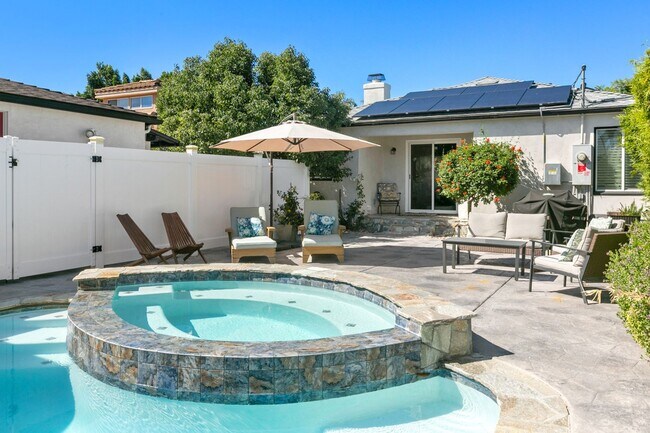Building Photo - Spacious Talmadge Home WITH POOL!
