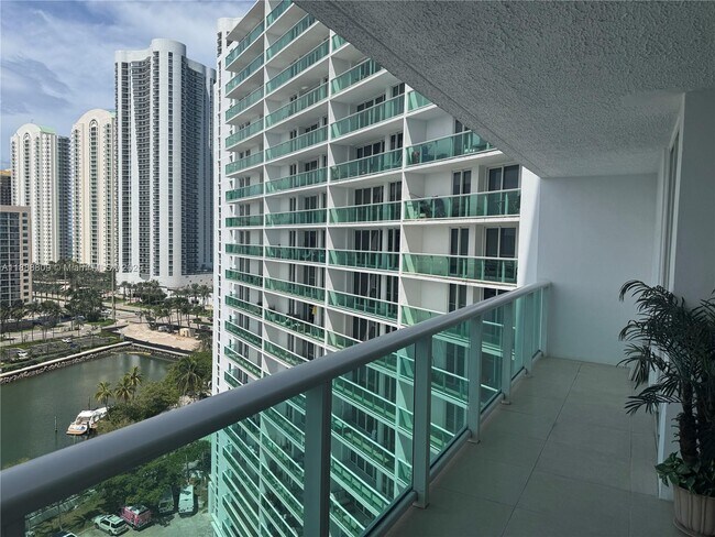Building Photo - 100 Bayview Dr