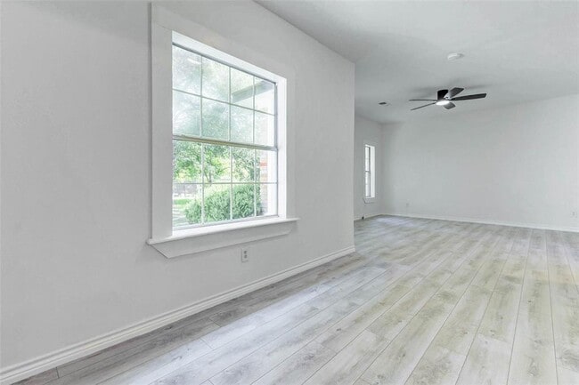 Building Photo - 10910 Maple Leaf St
