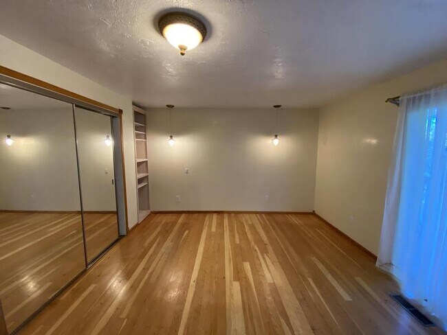 Building Photo - 2360 S 60th E