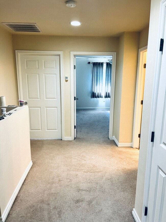 Building Photo - Spacious Townhome, Close to Fort Riley!