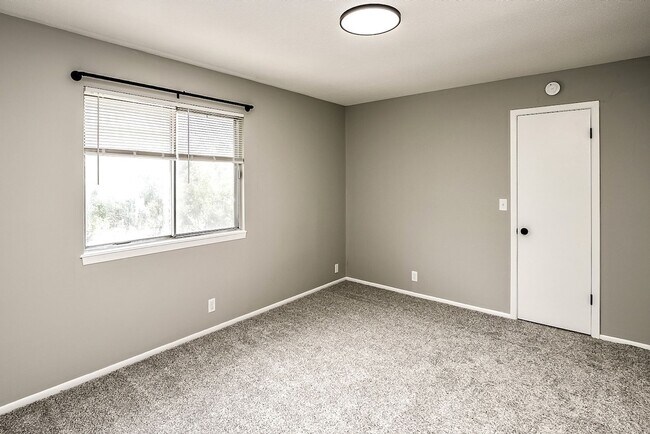 Building Photo - Newly Refreshed 1 Bedroom Apartment Near D...