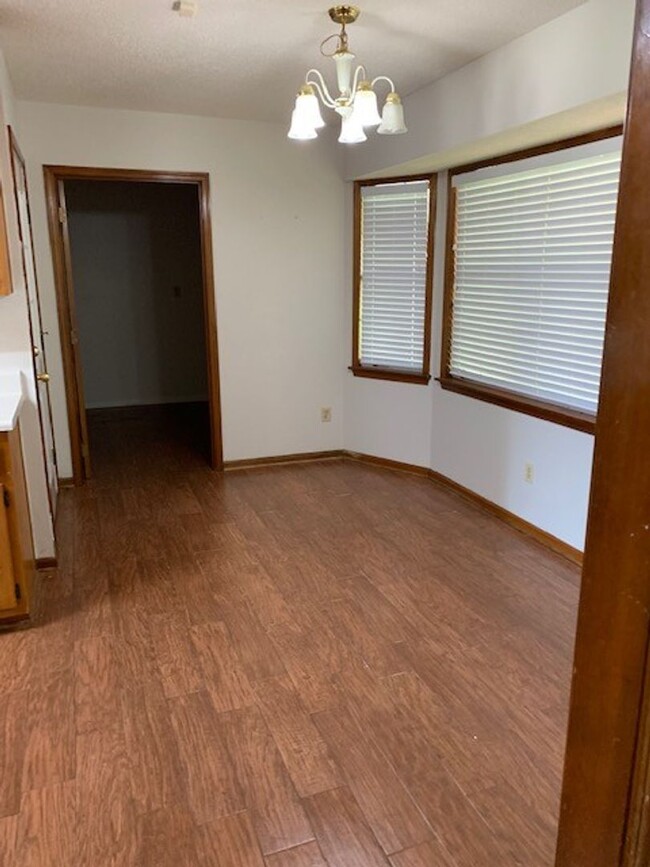 Building Photo - Cozy 3 Bed 2 Bath Available in April! Appl...