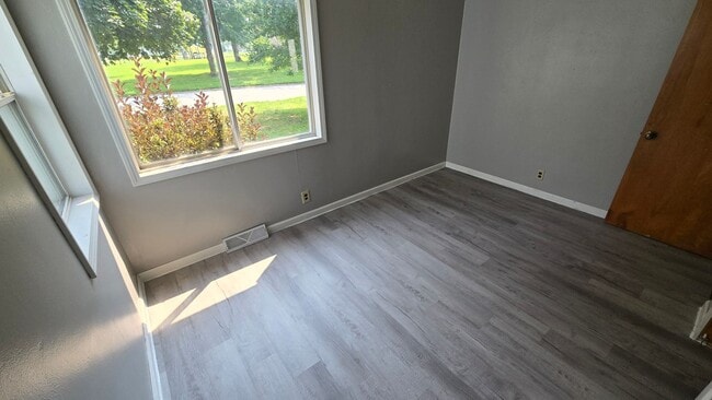 Building Photo - Spacious 3 Bedroom, 1.5 Bath Home with cen...