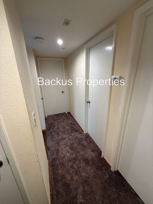 Building Photo - Beautiful two bedroom unit set in hills of Del Rey Oaks