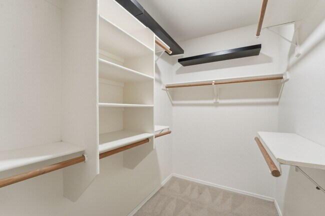 Building Photo - Modern & Spacious 3 Bed 2 Bath Home in Nor...