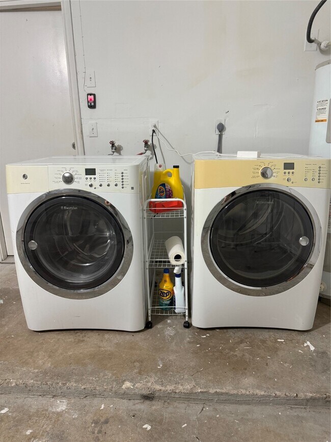 Building Photo - 15222 Flamingo Park