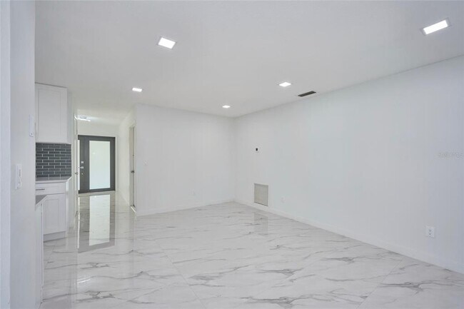 Building Photo - 2310 Laguna Dr