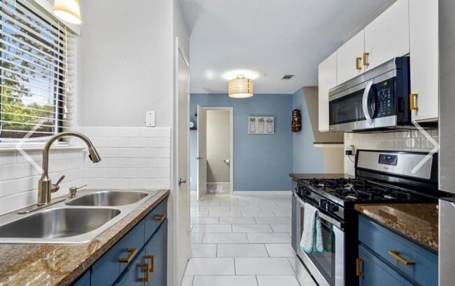 Building Photo - Updated 3-Bed Townhome Oasis in Copperfield | Greenbelt Views, Granite Kitchen & Move-In Ready!