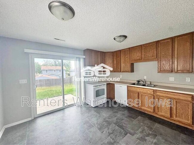 Building Photo - 2112 E Caulder Ave