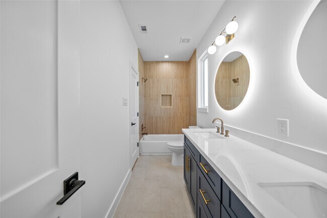 Building Photo - 4323 Rogers St