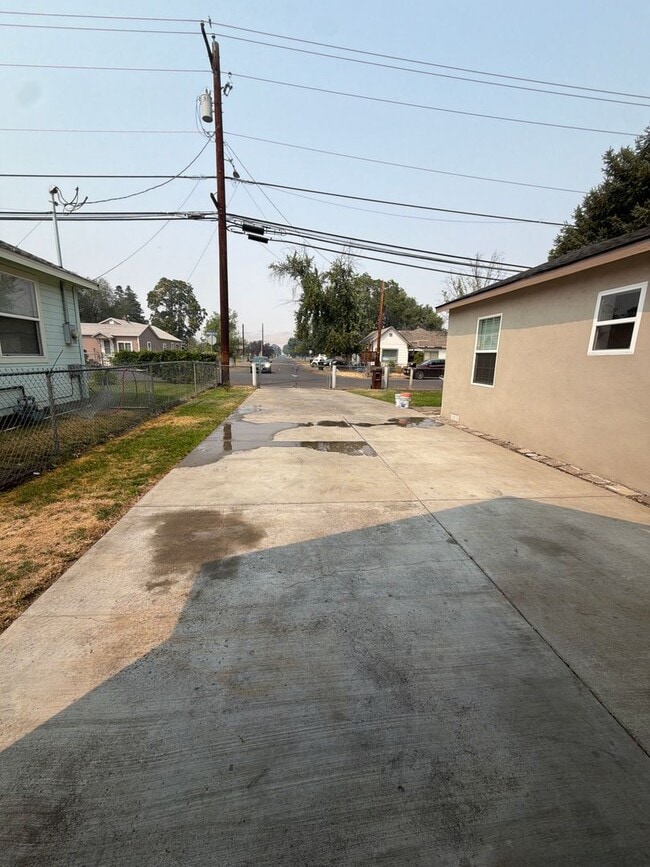 Building Photo - Freshly remodeled 3br 1ba, garage, LVP Flooring throughout.