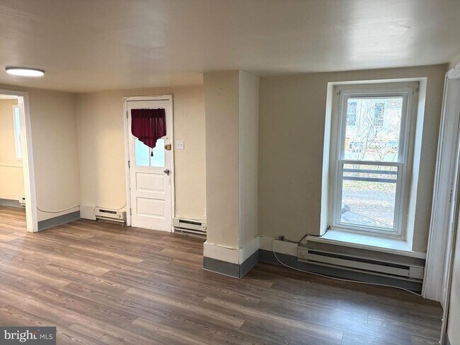 Building Photo - 725 W Broad St