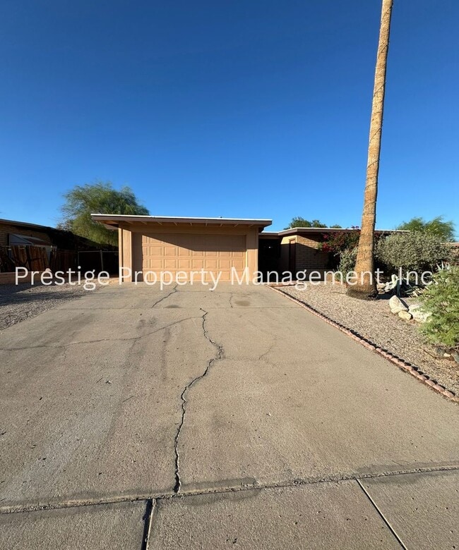 Building Photo - 3bd/2ba home tucked away in Northwest Tucs...