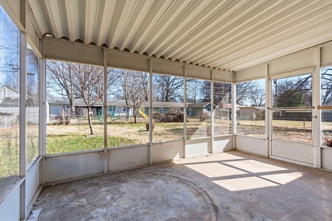 Building Photo - 2308 S Hampton Ave