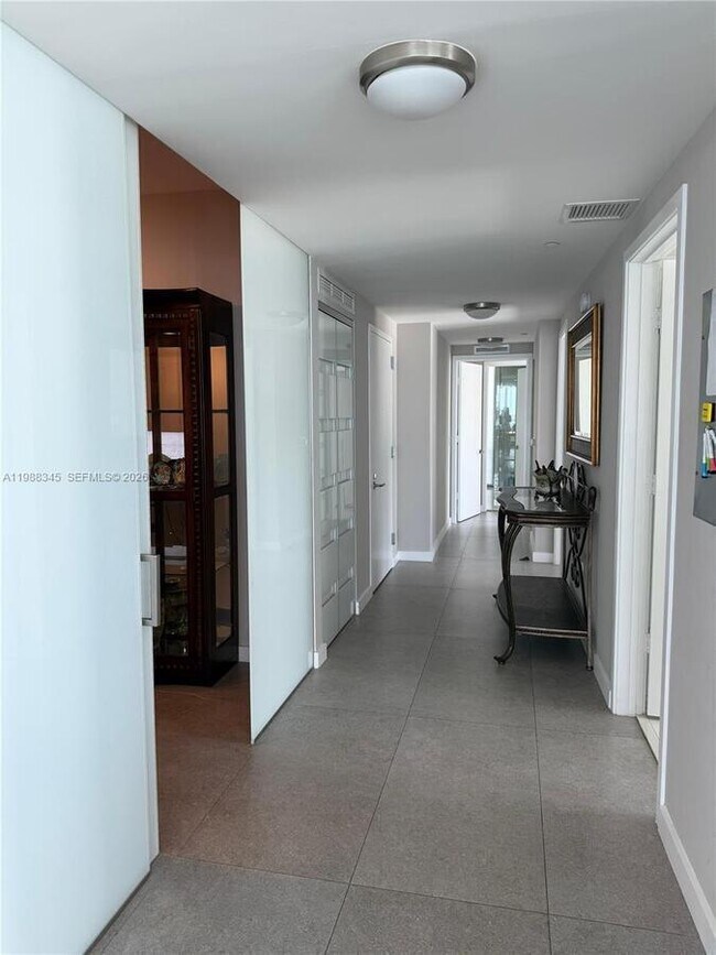 Building Photo - 460 NE 28th St