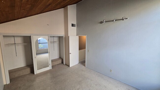Building Photo - 8341 Valley View Ct