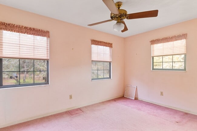 Building Photo - Escape to Your Private Paradise!