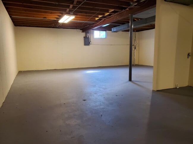 Building Photo - 209 E Pineview Dr