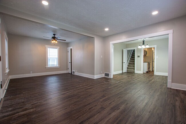 Building Photo - 3 Bedroom / 2 Bath Home with Garage off 45th and Leavenworth!