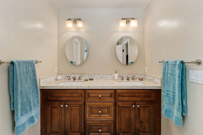 Building Photo - 4BD/2.5BA California Coastal Home with Swe...