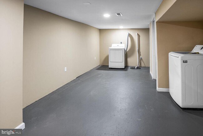 Building Photo - 1684 Darley Ave