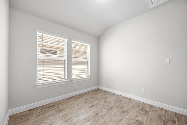 Building Photo - 173 Riverhill Dr