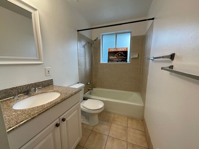 Building Photo - 1124 Vitt Dr
