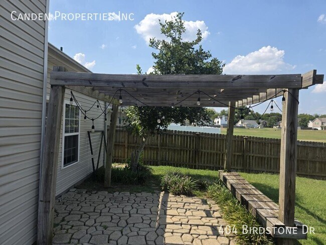 Building Photo - 404 Birdstone Dr
