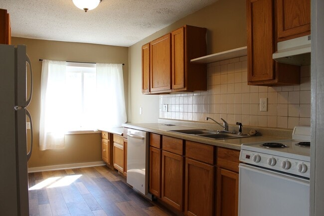 Building Photo - 3 Bedroom - one level