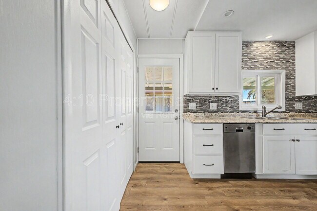 Building Photo - 462 S 80th Pl