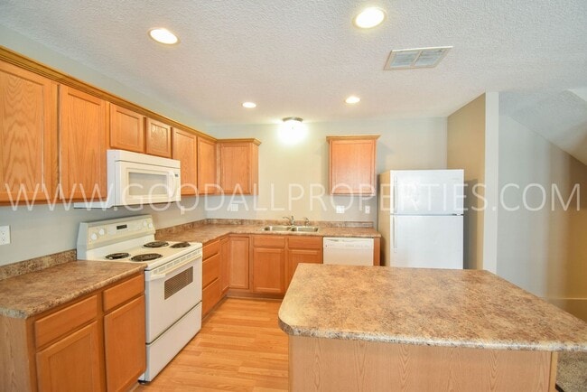 Building Photo - Pleasant Hill Townhome with 2-Car Garage, Walk-In Closets & Deck