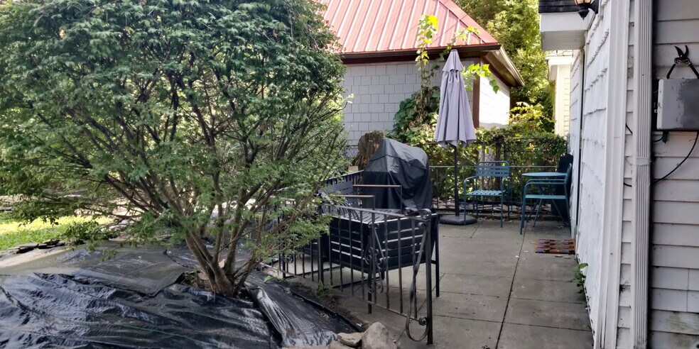 Building Photo - 562 Richmond Ave