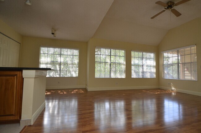 Building Photo - Lovely 1/1 Corner Unit in GATED ~ LAKEFRONT community in Altamonte Springs!
