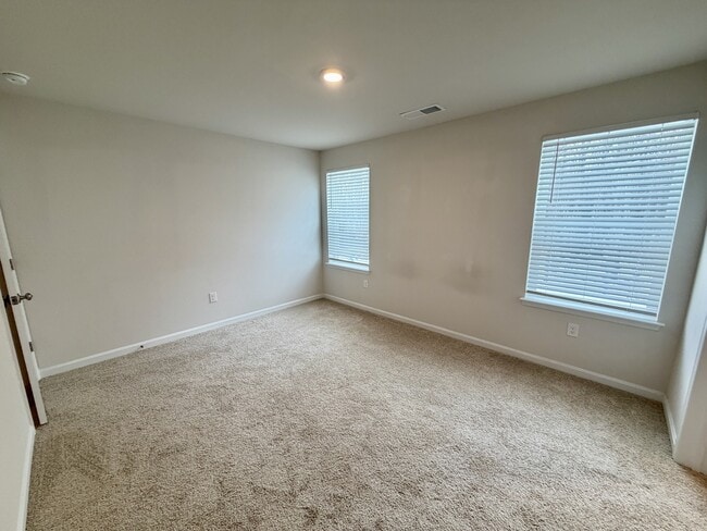 Building Photo - 633 Currant Cir