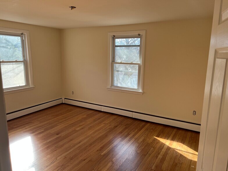 Building Photo - 10 Pine St