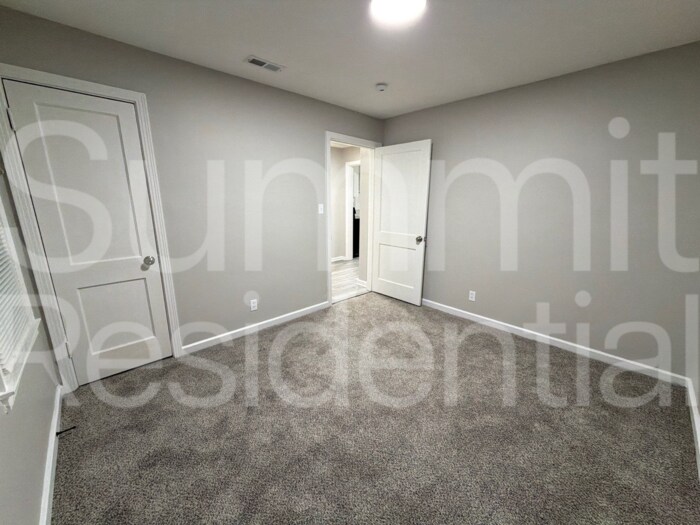 Building Photo - 3031 Linwood Ave