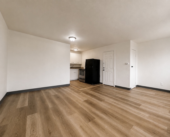 Interior Photo - 901 South Lincoln