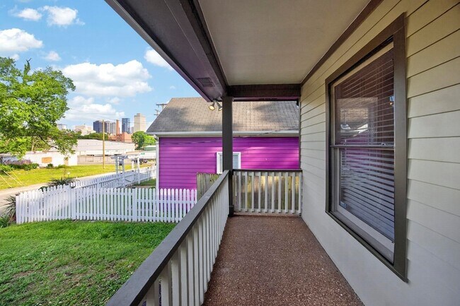 Building Photo - 907 11th Ave N