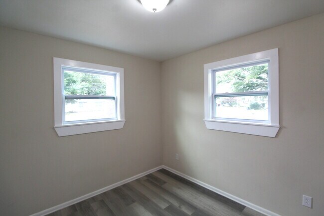 Building Photo - Updated 3-Bedroom Home with Carport & Outdoor Laundry!