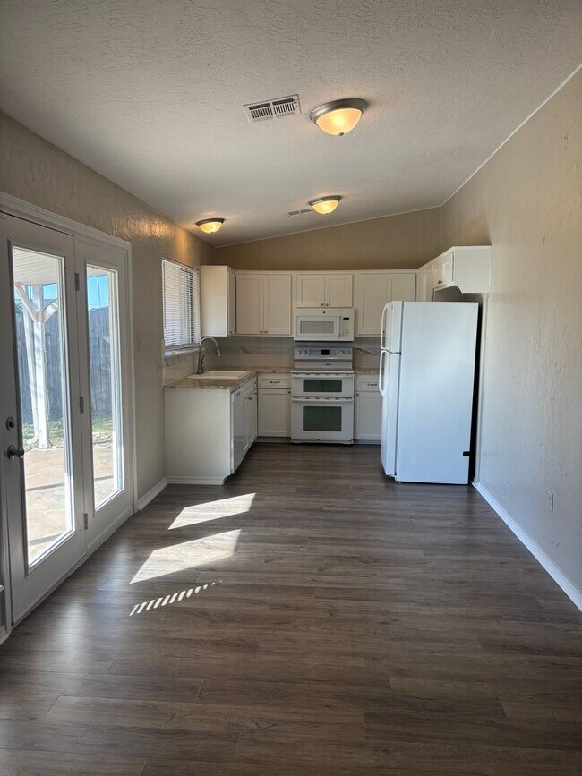 Building Photo - Beautifully remodeled with new paint, floo...