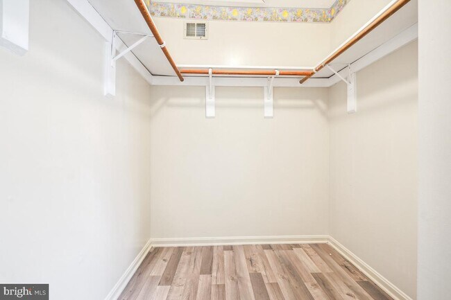 Building Photo - 817 Falcon Dr