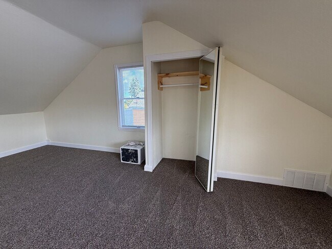 Building Photo - Updated 3BR 1.5 bath house with office/ of...