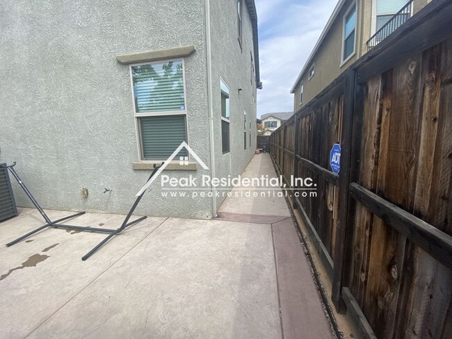 Building Photo - Updated 4bd/3ba Fair Oaks Home with Large ...
