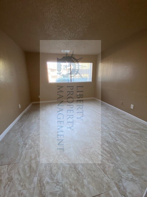 Building Photo - 1190 S Winery Ave