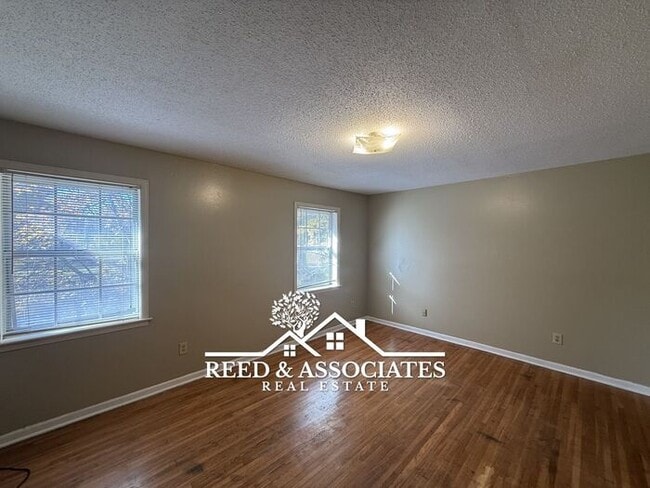 Building Photo - 2-Story Duplex Located Near UofM!