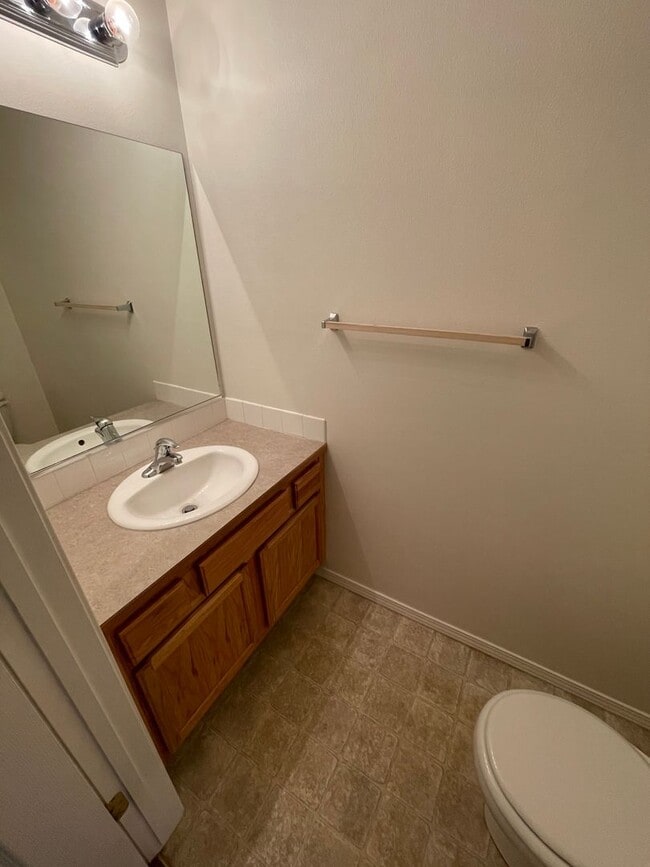 Building Photo - Spacious 2 Bed, 1.5 Bath in CDA!